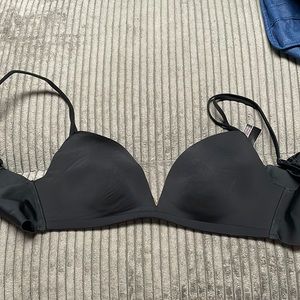 Victoria’s Secret wireless black 32B bra
